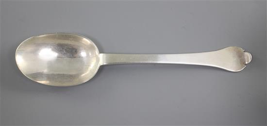 A James II silver rat-tail trefid spoon by John King, London, 1686, 55 grams.